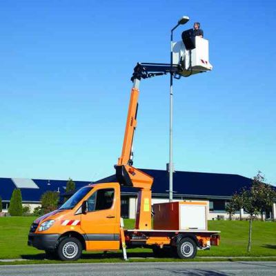 Arbeitsbühne beim Einsatz eines Mietgeräts