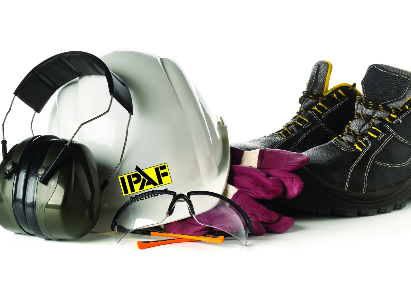 Schutzausrüstung: Kopfhörer, Helm, Brille, Handschuhe und Schuhe.
